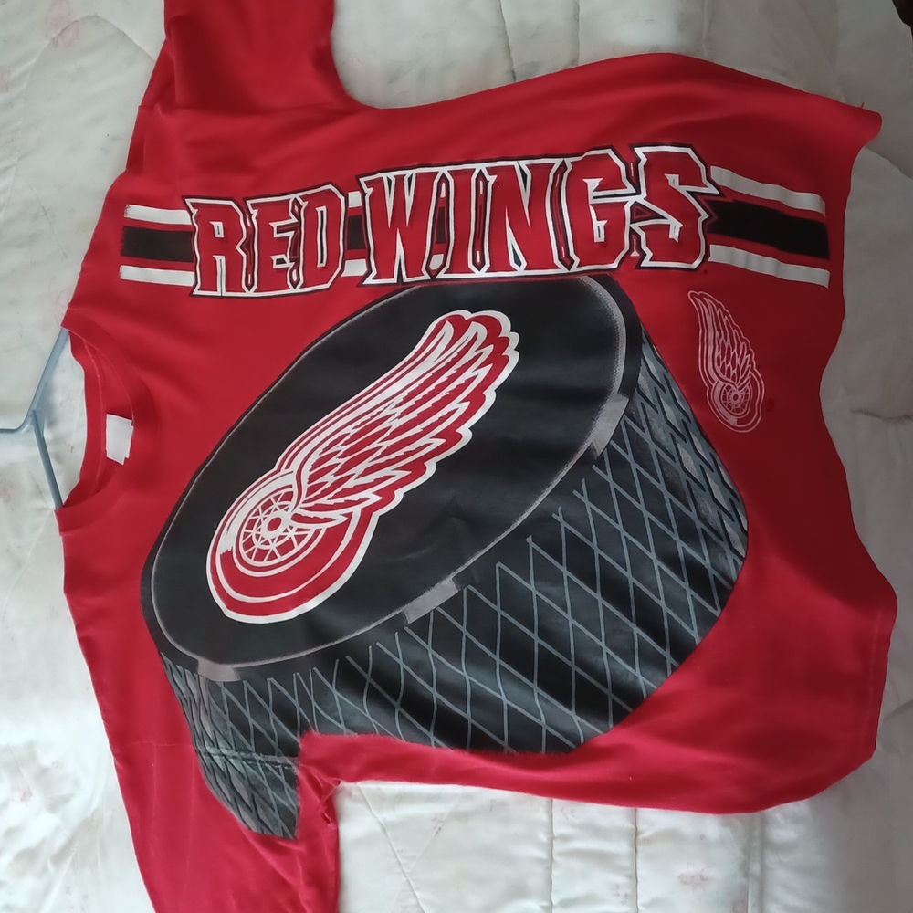 Detroit Red Wings Size  L small hole in armpit. Make it a sleeveless beauty